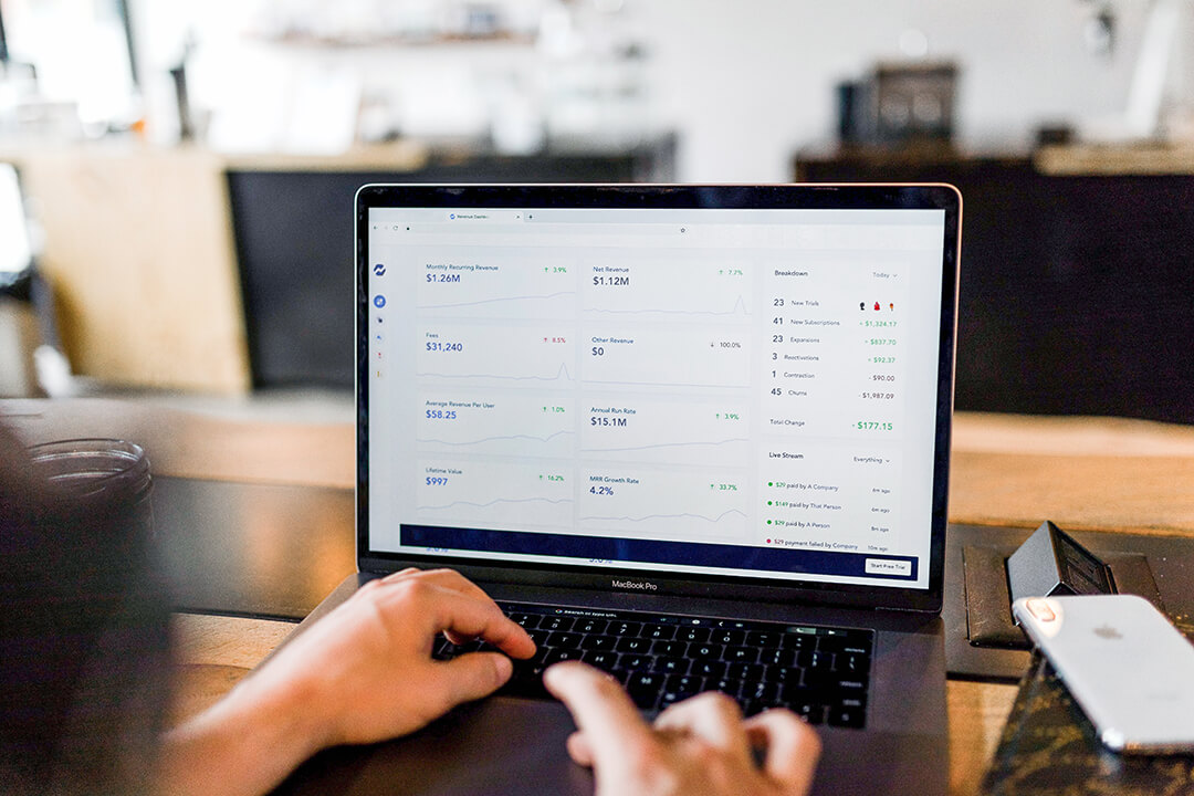 Online strategy dashboard Online strategy expert with a dashboard showing key figures