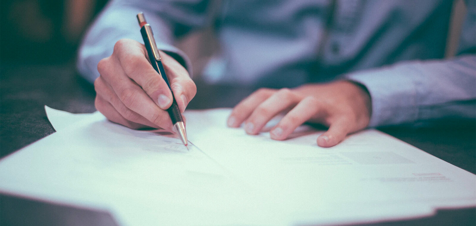 Smarter recruiting with a custom made recruitment website Recruitment employee signing contract
